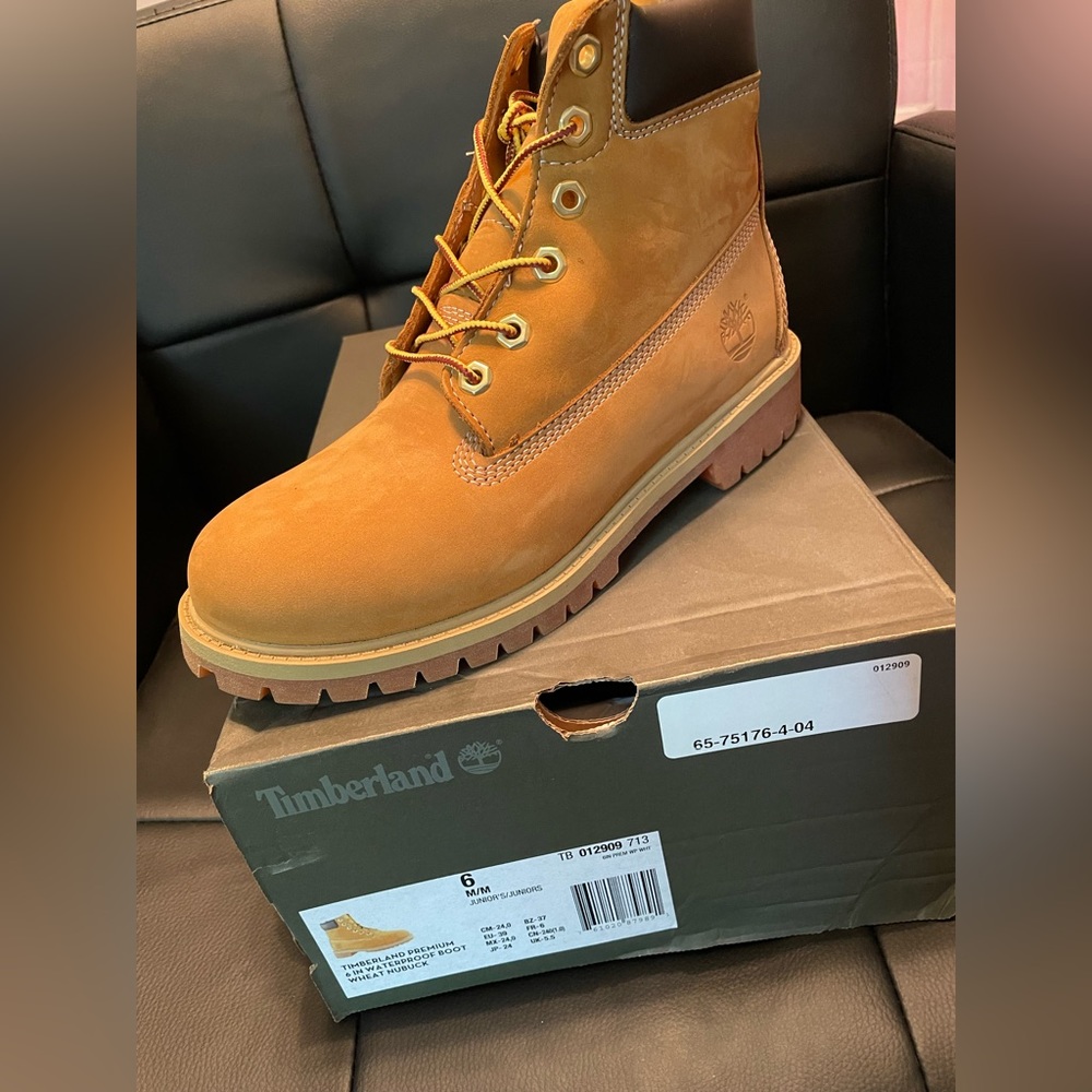 Timberland wheat boots size 6 youth (8 womens)